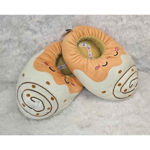 Cozy & Cute Chanel the Cinnamon Roll Plush Slippers – Size 2-3 - Picture 1 of 8